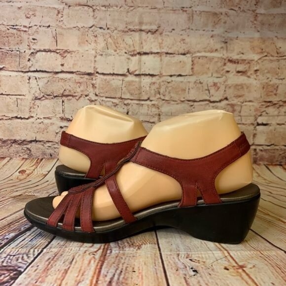 Clarks Red Leather Cutout Medallion Wedge Sandals Bucle Ankle Strap Sz 8 - Picture 6 of 11